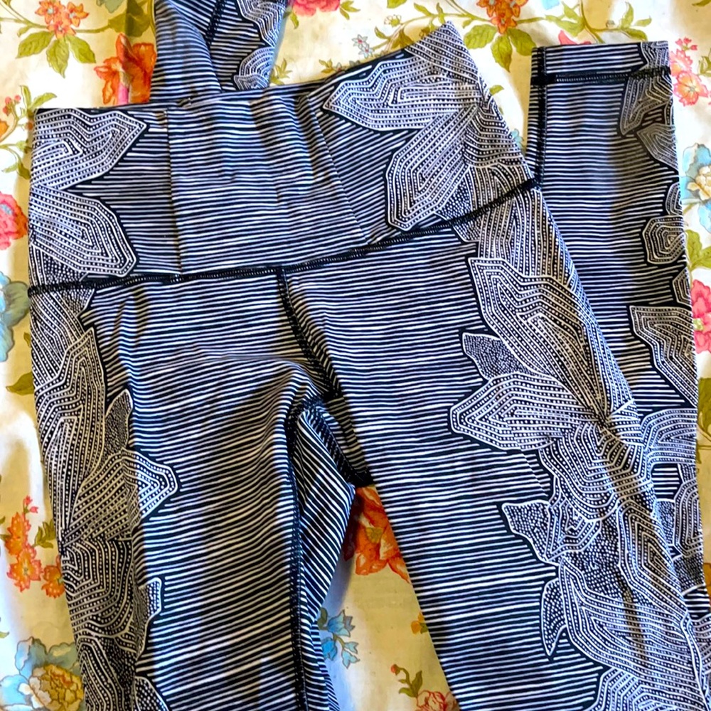🖤🤍🖤 Excellent Condition Lululemon Tribal Dottie Size 6 Wunder Under 🖤🤍🖤